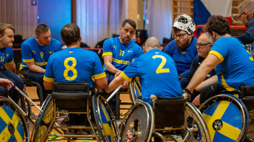 Fokuserad spelare med klubba