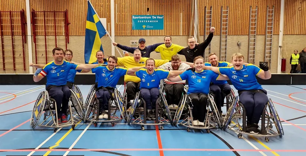 Svenska Rullstolsinnebandylandslaget i en huddle